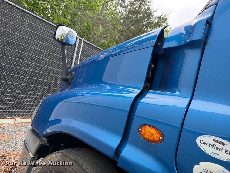 image for item YA2602 2017 Freightliner Cascadia semi truck