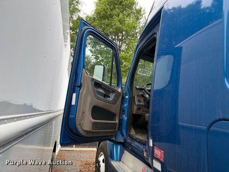 image for item YA2602 2017 Freightliner Cascadia semi truck