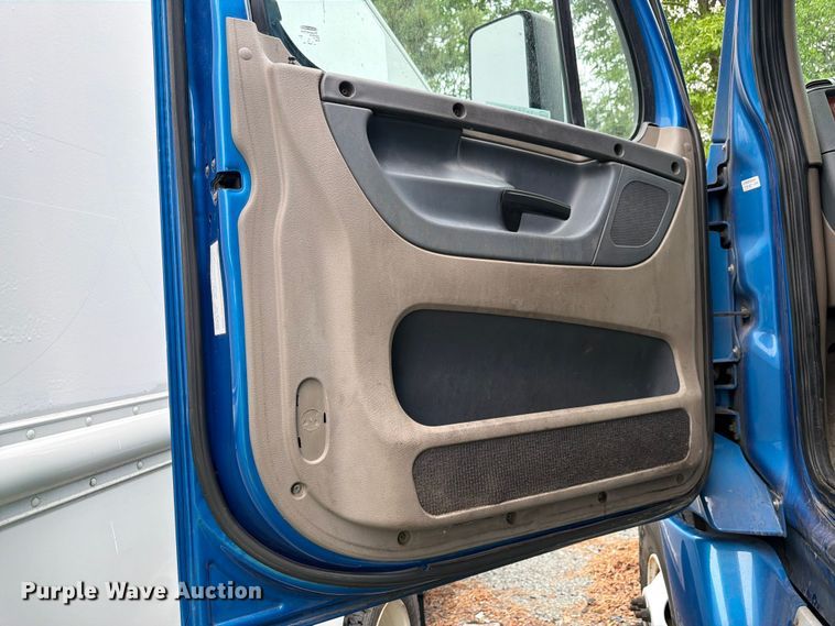 image for item YA2602 2017 Freightliner Cascadia semi truck