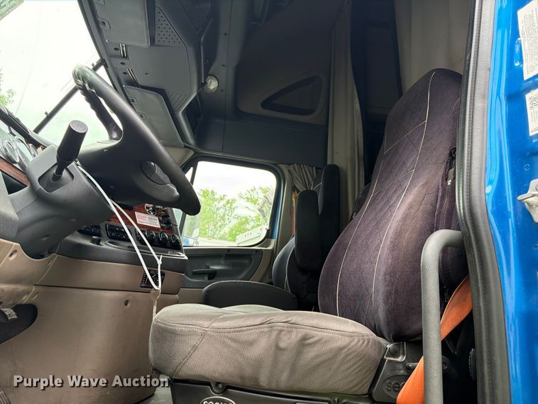 image for item YA2602 2017 Freightliner Cascadia semi truck