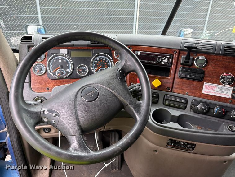image for item YA2602 2017 Freightliner Cascadia semi truck