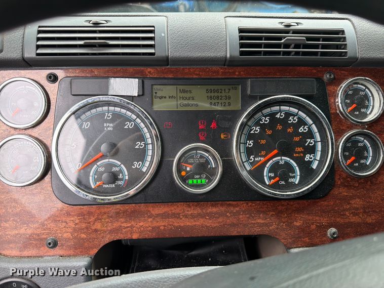 image for item YA2602 2017 Freightliner Cascadia semi truck