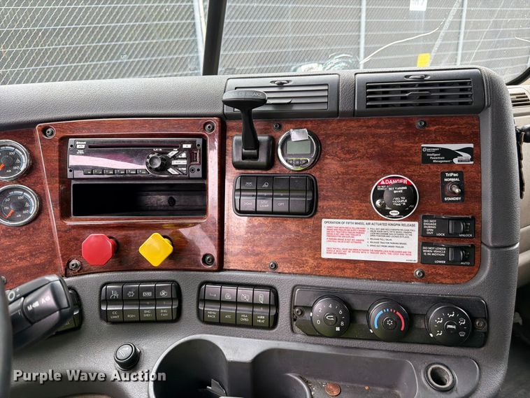 image for item YA2602 2017 Freightliner Cascadia semi truck
