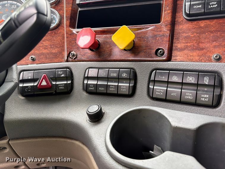 image for item YA2602 2017 Freightliner Cascadia semi truck
