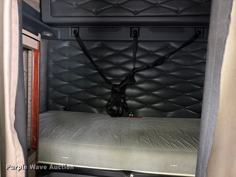 image for item YA2602 2017 Freightliner Cascadia semi truck