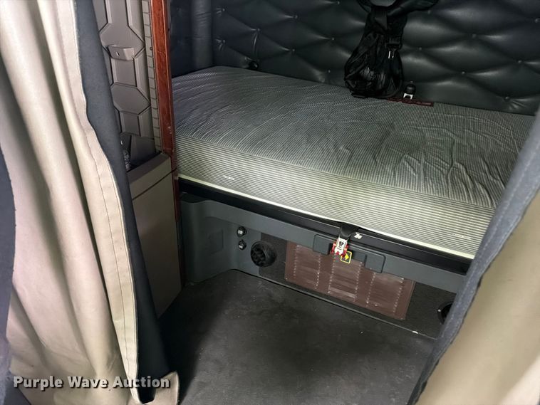 image for item YA2602 2017 Freightliner Cascadia semi truck