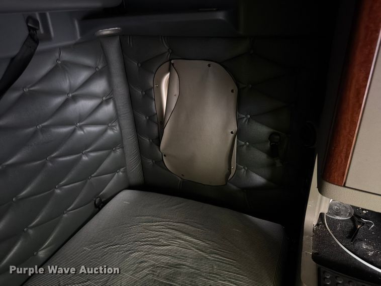 image for item YA2602 2017 Freightliner Cascadia semi truck