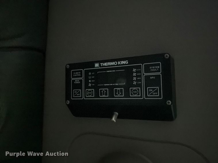 image for item YA2602 2017 Freightliner Cascadia semi truck