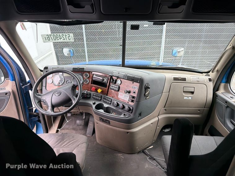 image for item YA2602 2017 Freightliner Cascadia semi truck
