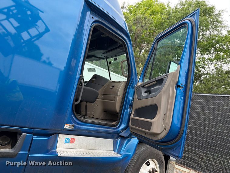 image for item YA2602 2017 Freightliner Cascadia semi truck