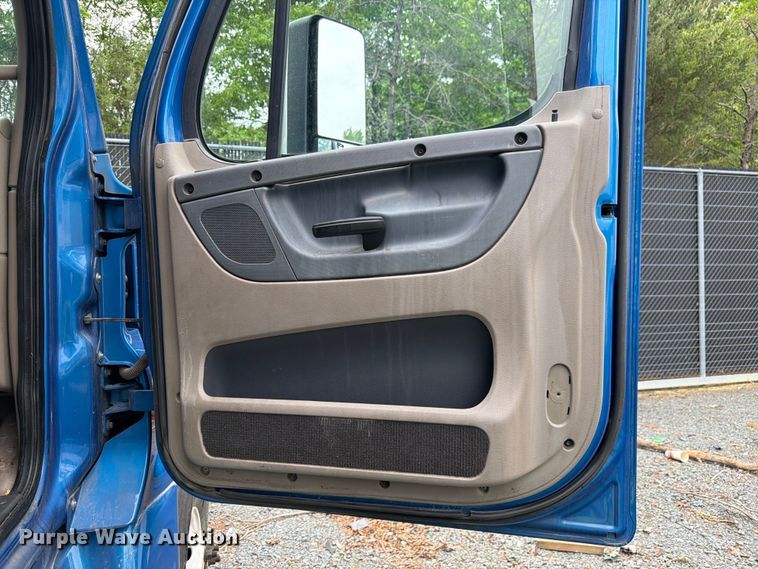 image for item YA2602 2017 Freightliner Cascadia semi truck