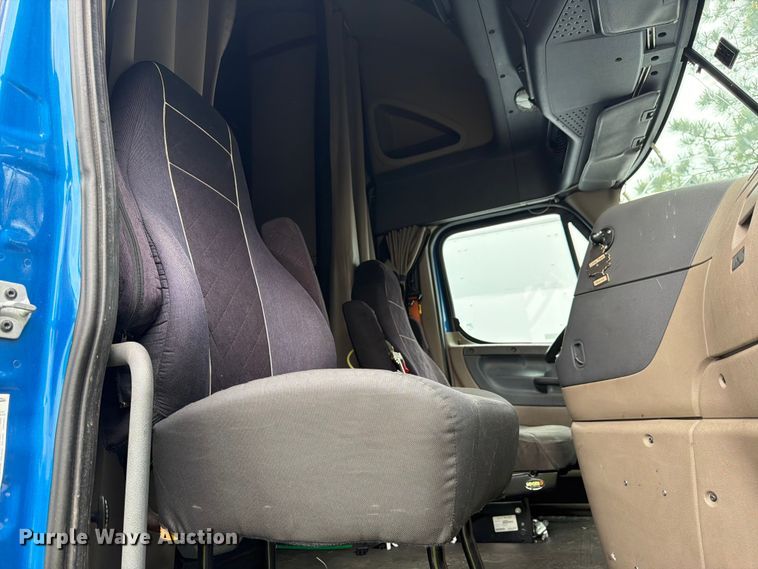 image for item YA2602 2017 Freightliner Cascadia semi truck