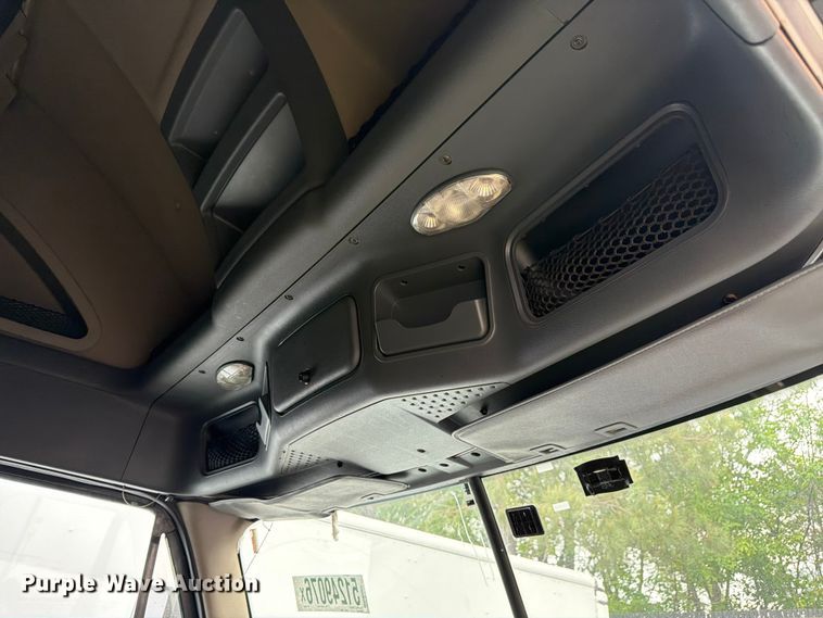 image for item YA2602 2017 Freightliner Cascadia semi truck
