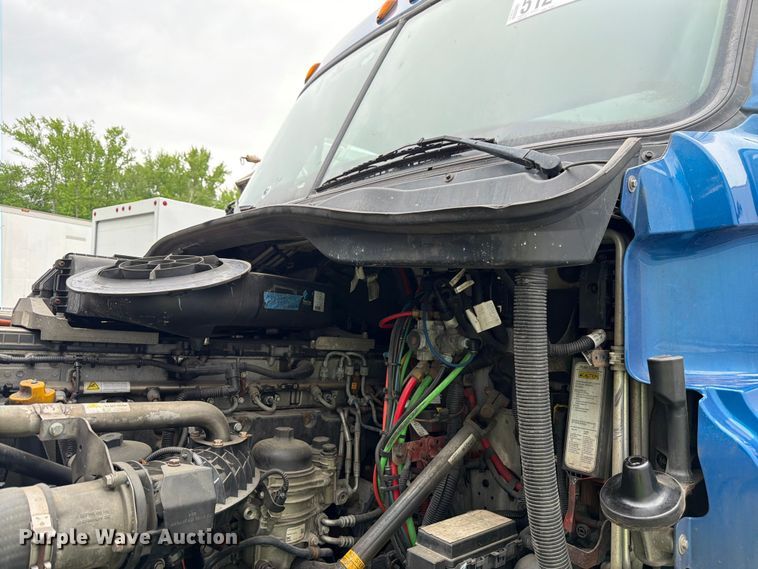 image for item YA2602 2017 Freightliner Cascadia semi truck