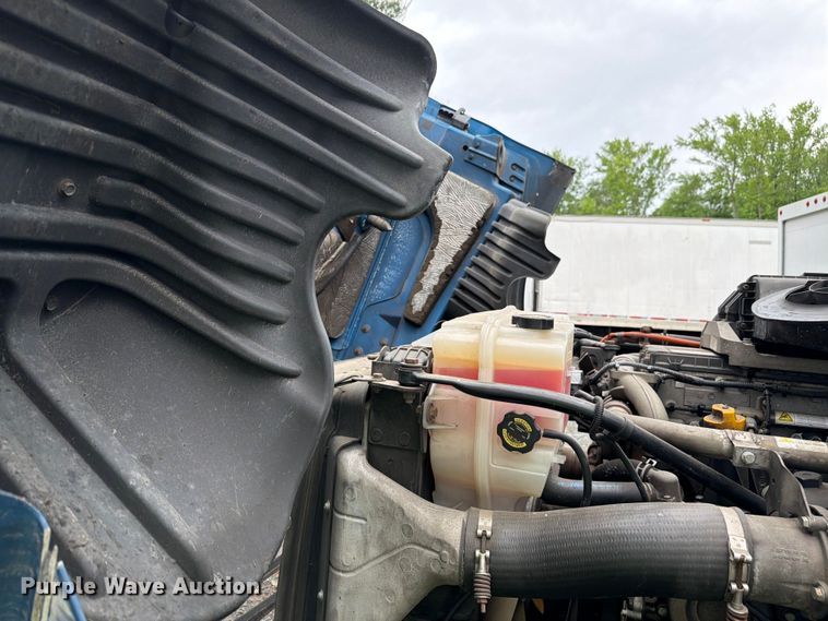 image for item YA2602 2017 Freightliner Cascadia semi truck