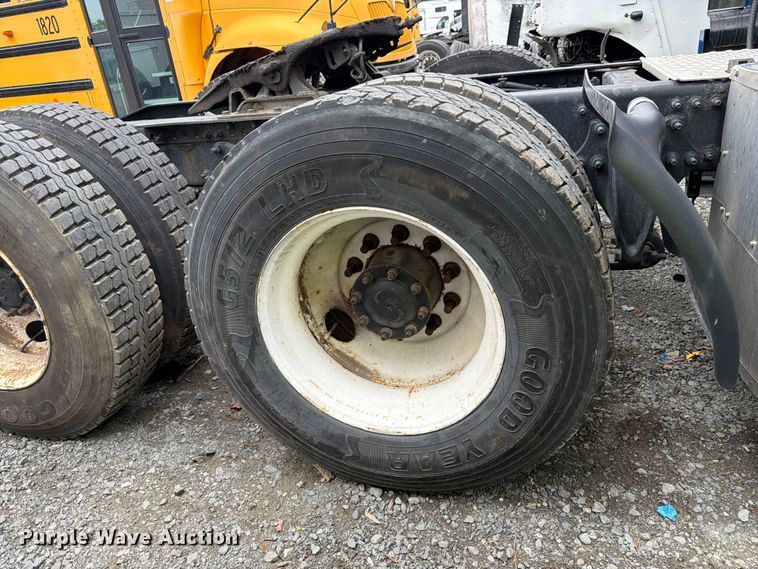 image for item YA2602 2017 Freightliner Cascadia semi truck