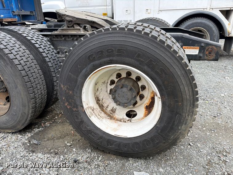 image for item YA2602 2017 Freightliner Cascadia semi truck
