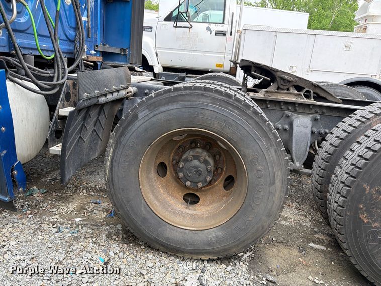 image for item YA2602 2017 Freightliner Cascadia semi truck