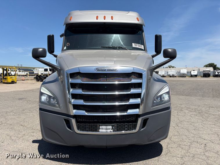 image for item YA2621 2019 Freightliner Cascadia semi truck