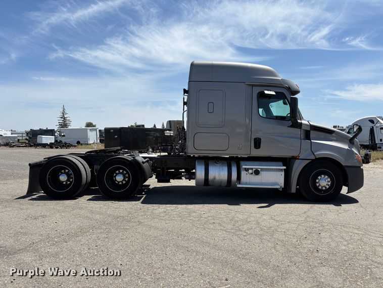 image for item YA2621 2019 Freightliner Cascadia semi truck