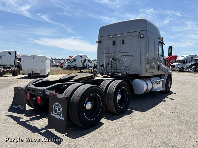 image for item YA2621 2019 Freightliner Cascadia semi truck