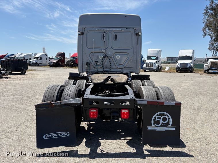 image for item YA2621 2019 Freightliner Cascadia semi truck