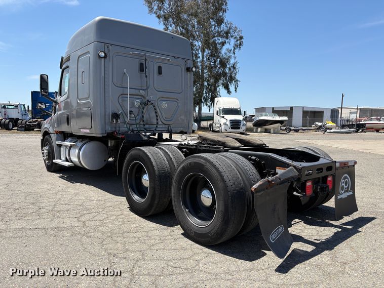 image for item YA2621 2019 Freightliner Cascadia semi truck