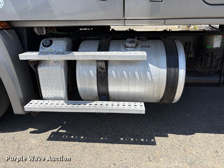 image for item YA2621 2019 Freightliner Cascadia semi truck