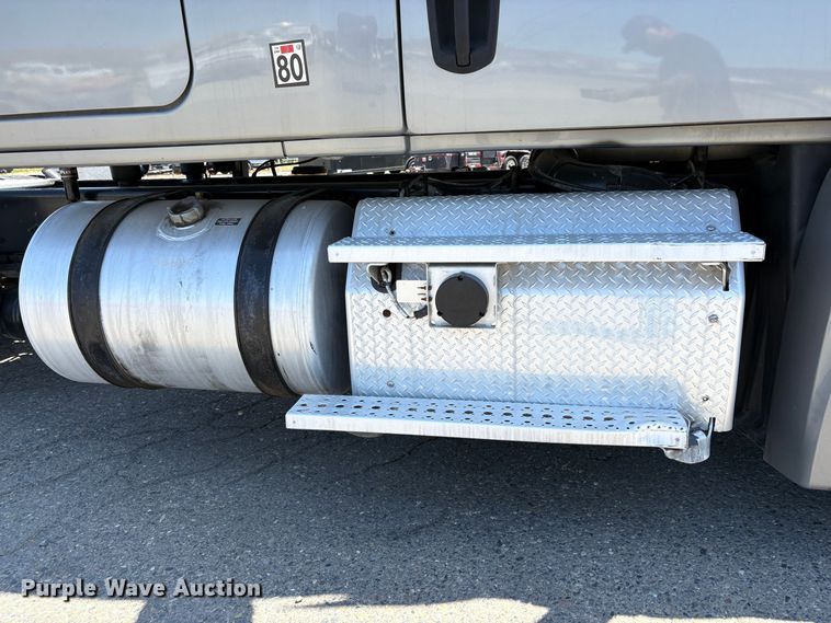 image for item YA2621 2019 Freightliner Cascadia semi truck