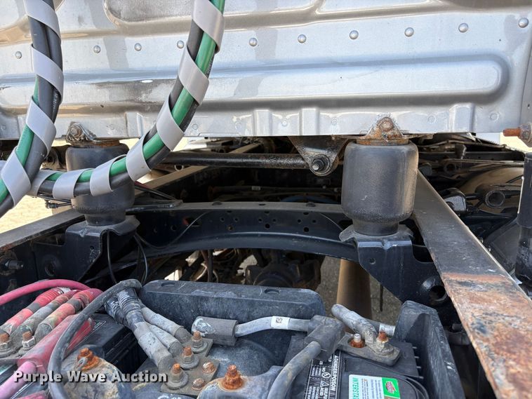 image for item YA2621 2019 Freightliner Cascadia semi truck