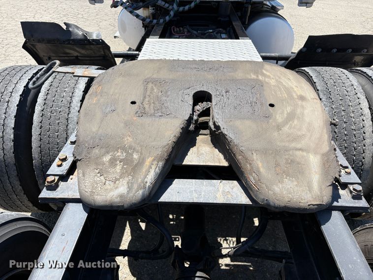 image for item YA2621 2019 Freightliner Cascadia semi truck