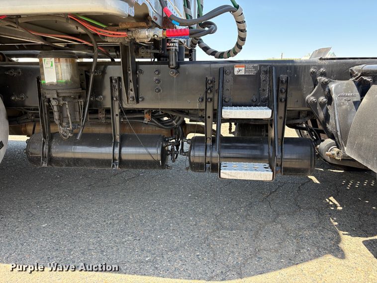image for item YA2621 2019 Freightliner Cascadia semi truck