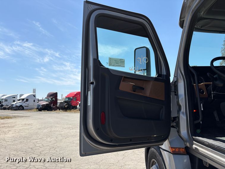 image for item YA2621 2019 Freightliner Cascadia semi truck
