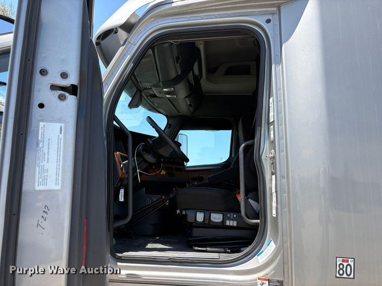 image for item YA2621 2019 Freightliner Cascadia semi truck