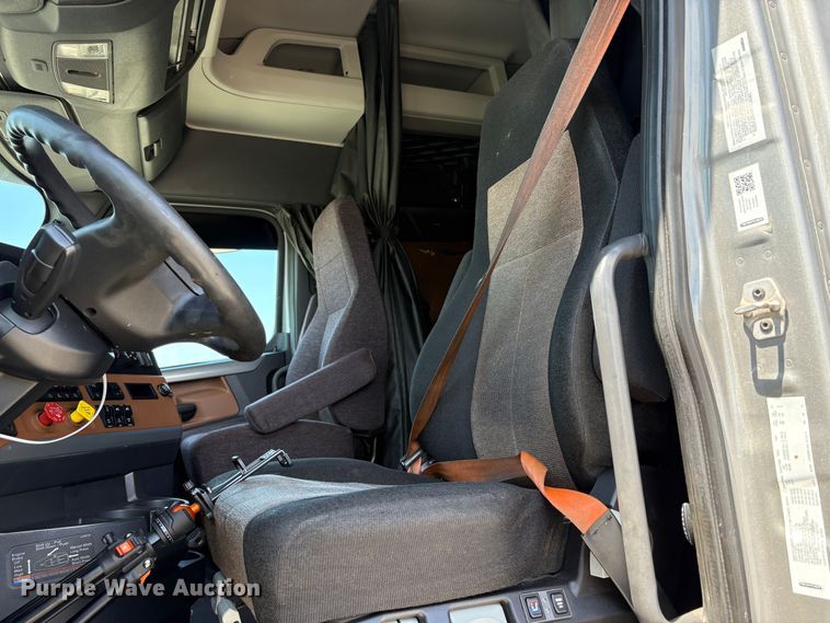 image for item YA2621 2019 Freightliner Cascadia semi truck