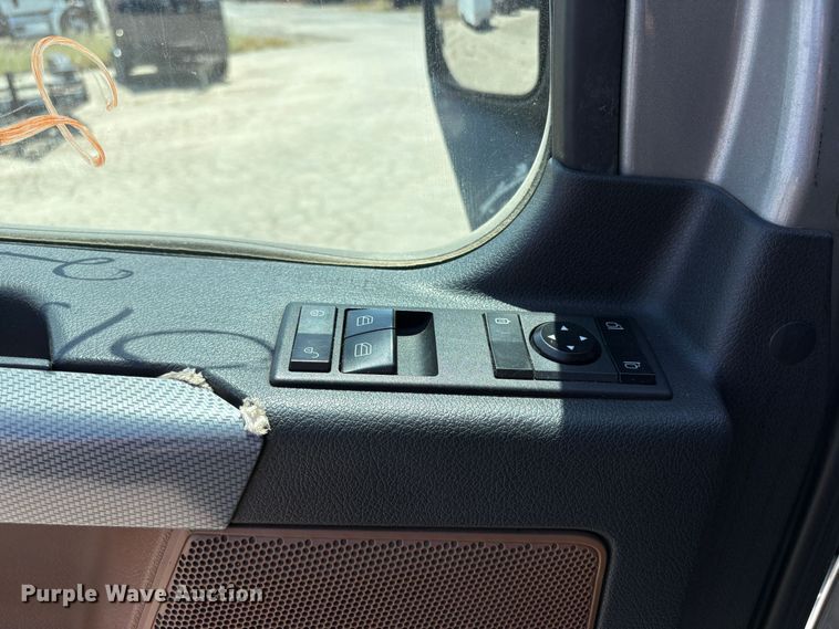 image for item YA2621 2019 Freightliner Cascadia semi truck