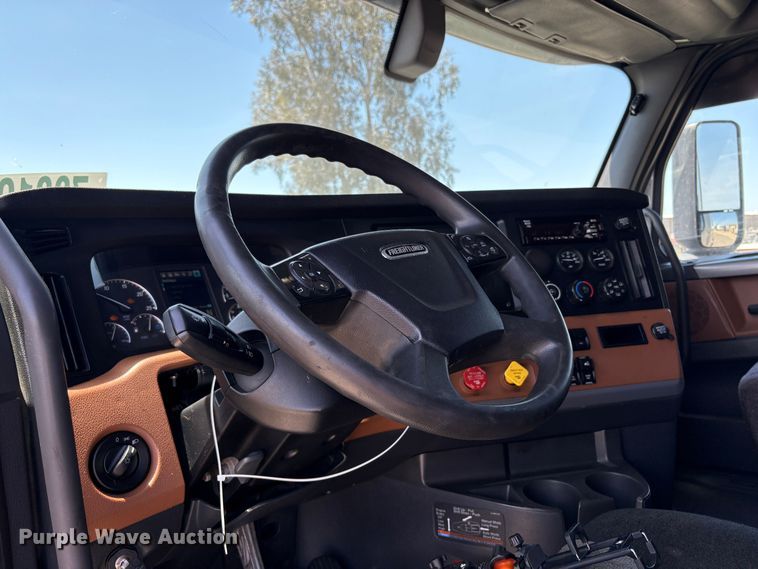 image for item YA2621 2019 Freightliner Cascadia semi truck