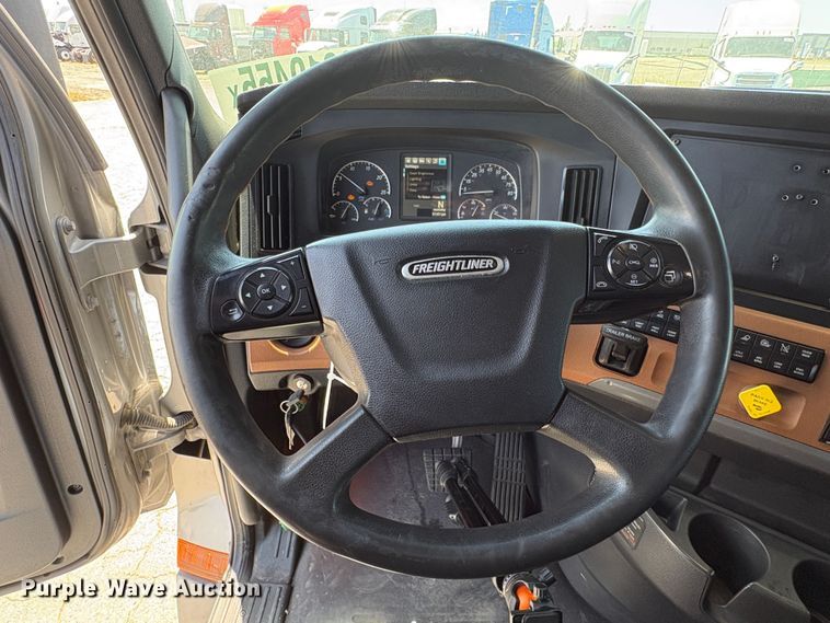 image for item YA2621 2019 Freightliner Cascadia semi truck