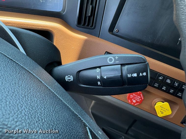 image for item YA2621 2019 Freightliner Cascadia semi truck