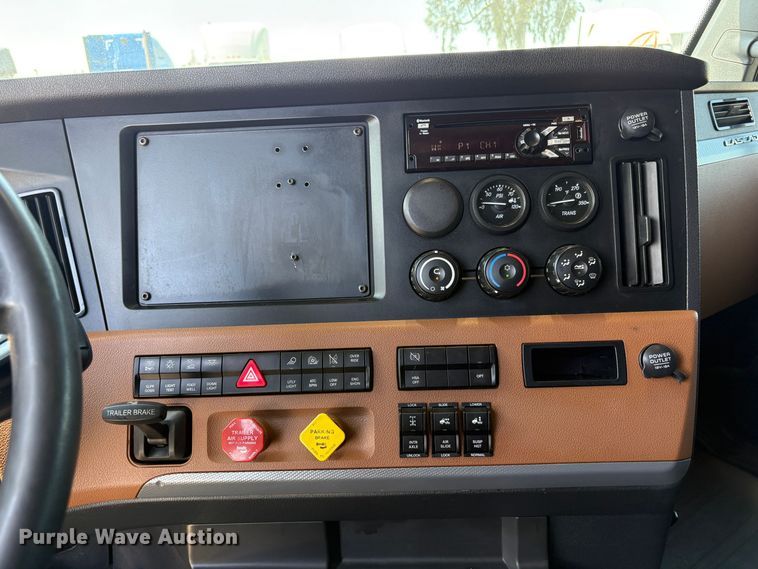 image for item YA2621 2019 Freightliner Cascadia semi truck