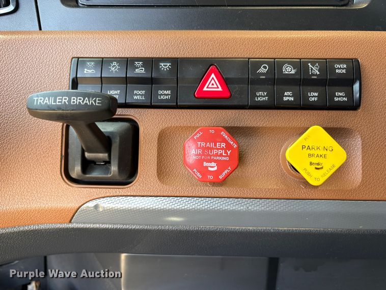 image for item YA2621 2019 Freightliner Cascadia semi truck