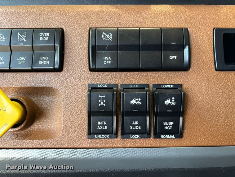 image for item YA2621 2019 Freightliner Cascadia semi truck
