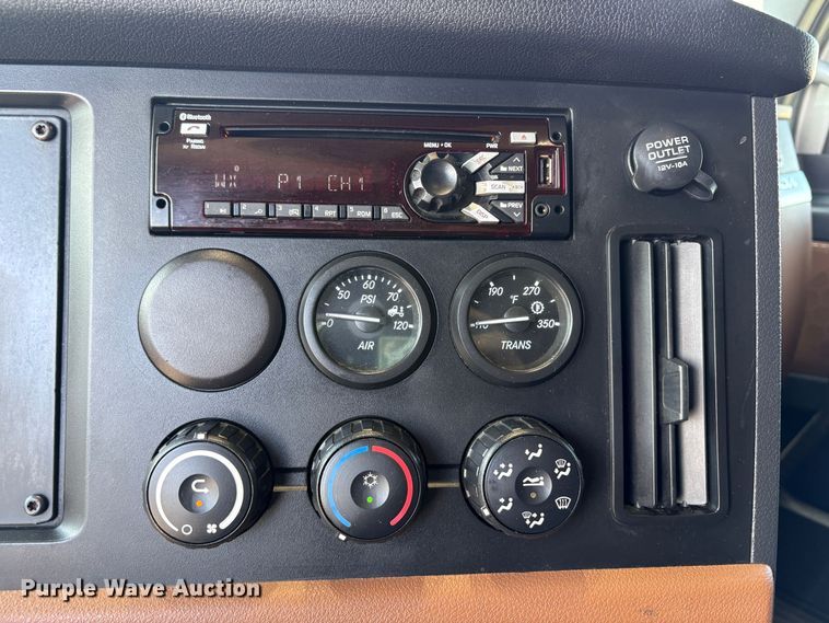 image for item YA2621 2019 Freightliner Cascadia semi truck