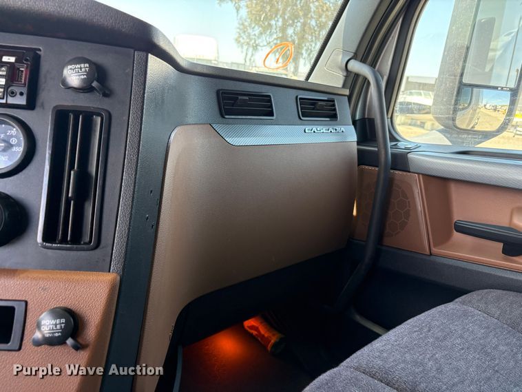 image for item YA2621 2019 Freightliner Cascadia semi truck