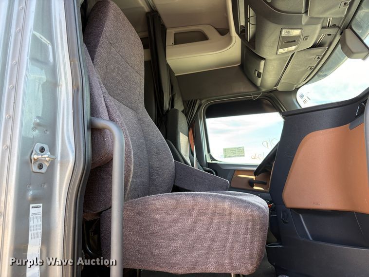 image for item YA2621 2019 Freightliner Cascadia semi truck