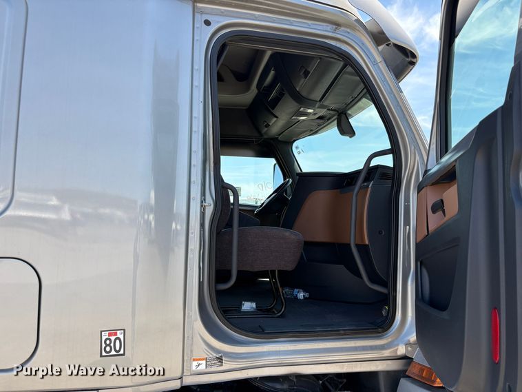 image for item YA2621 2019 Freightliner Cascadia semi truck