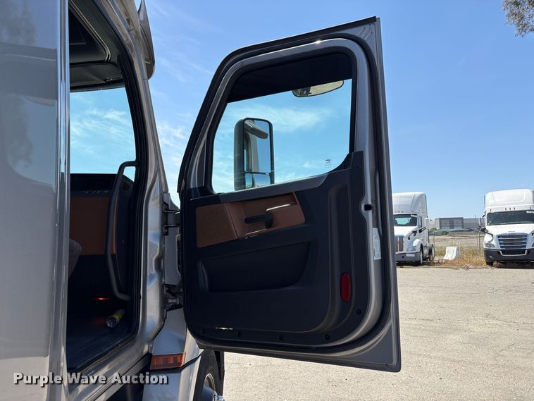 image for item YA2621 2019 Freightliner Cascadia semi truck