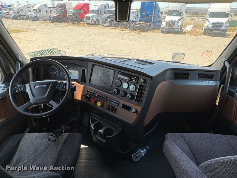 image for item YA2621 2019 Freightliner Cascadia semi truck