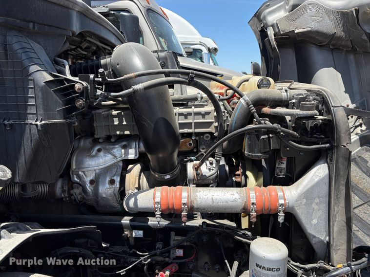 image for item YA2621 2019 Freightliner Cascadia semi truck