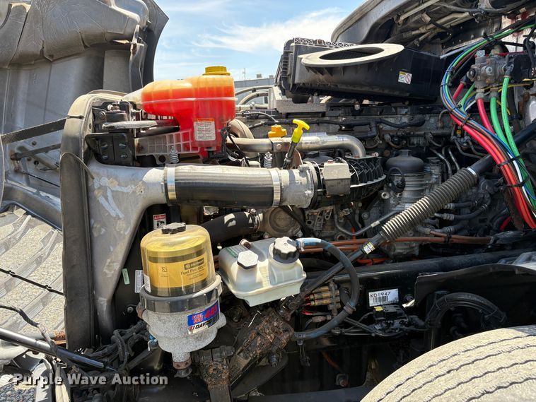 image for item YA2621 2019 Freightliner Cascadia semi truck